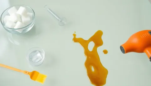 Jak usunąć wosk ze szklanego stolika