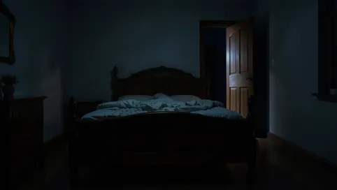 spanie z nogami do drzwi